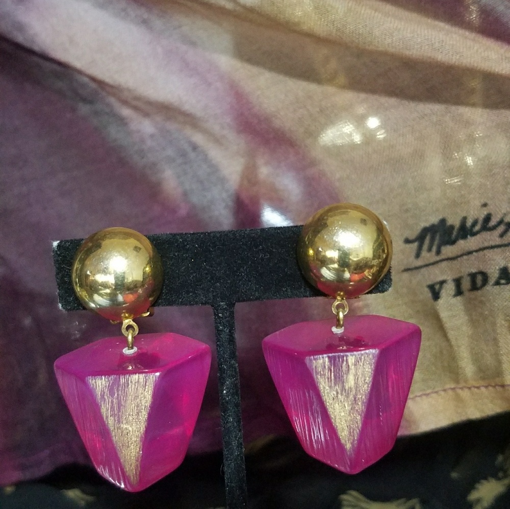 AN ART DECO ACRYLIC PAIR OF NEON FUSCHIA CLIP ER
